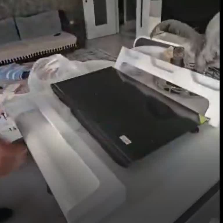 Dijitsu TV Kutu İçeriğinde Enerji Kablosu, Kumanda Ve Ayaklar Eksik