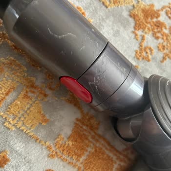 Dyson V15 Süpürge Bağlantı Noktası Kırılma Ve Ücretsiz Parça Değişimi Talebi