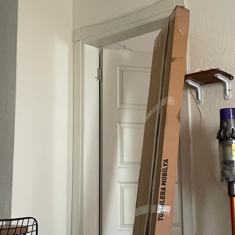DHL Kargo Ağır Mobilyayı Apartman Girişinde Bırakıp Yardım Sunmadı