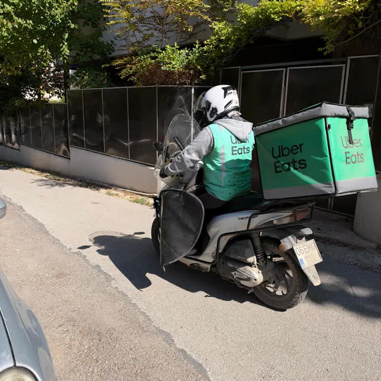 Uber Eats Kuryesi Kadın Çalışanları Peşlerinden Takip Etti Ve Güvende Hissetmedik