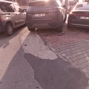 Toros Caddesi’ndeki Kaldırıma Park Edilen Araç Yayalar İçin Tehlike