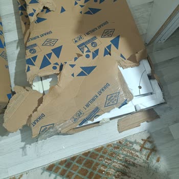 Rabi Mobilya'dan Gelen Gardırop Parçası Kırık, Müşteri Hizmetleri Cevap Vermiyor
