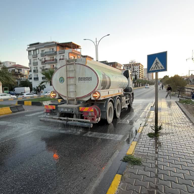 Menemen Belediyesi Sulama Aracı Yayaları Düşünmeden Suladı Ve Mağdur Etti