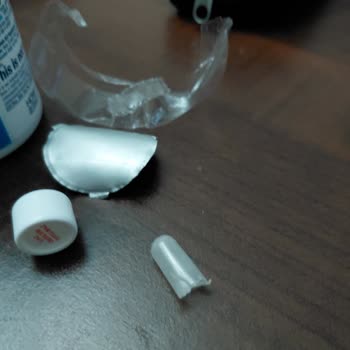 Patlamış Kapsüller Ve Toz Haline Gelen Vitamin B12 Ürünü Güven Sorunu