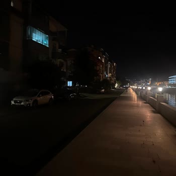 Kanuni Sultan Süleyman Caddesi’ndeki Aydınlatma Eksikliği Ve Kırık Kaldırımlar