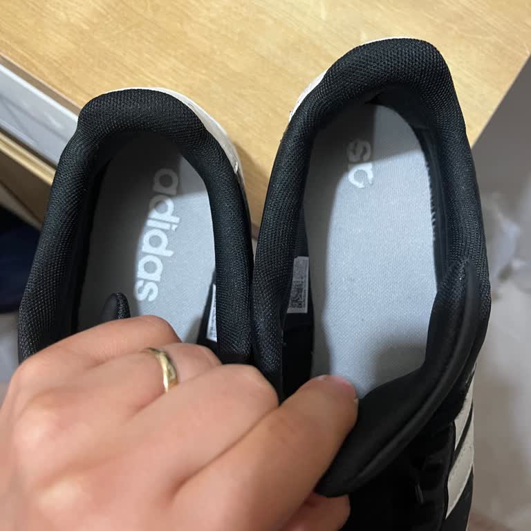Adidas Ayakkabının İç Yazısı Bir Günde Soyuldu, Satıcı İade İsteğini Reddetti