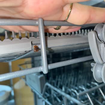 Bulaşık Makinesinde Paslanma Ve Kırılan Raf Demirleri