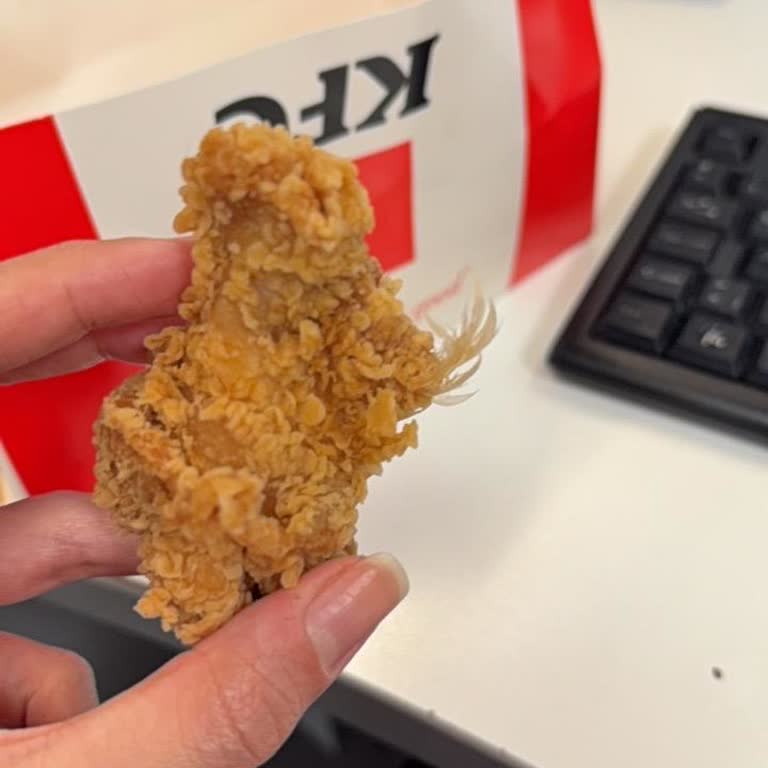 KFC'den Gelen Tavukta Tüyler: Hijyen İhlali Ve İade Talebi