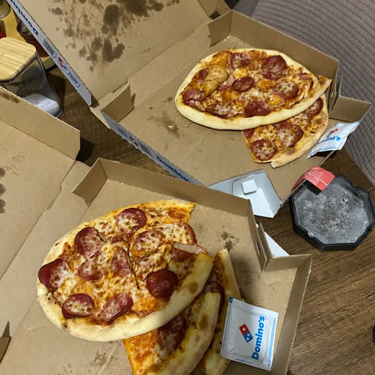 Domino’s Şubesinde Pizza Paketi Dağınık Ve Parçalanmış Şekilde Teslim Edildi