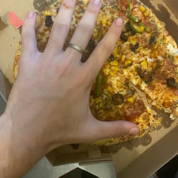 Domino's Antalya Kültür Şubesinde İnce Ve Küçük Pizzalar Nedeniyle Hayal Kırıklığı Ve İade Talebi