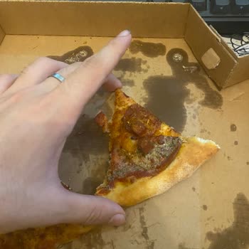 Domino's Antalya Kültür Şubesinde İnce Ve Küçük Pizzalar Nedeniyle Hayal Kırıklığı Ve İade Talebi