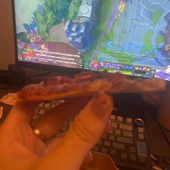 Domino's Antalya Kültür Şubesinde İnce Ve Küçük Pizzalar Nedeniyle Hayal Kırıklığı Ve İade Talebi
