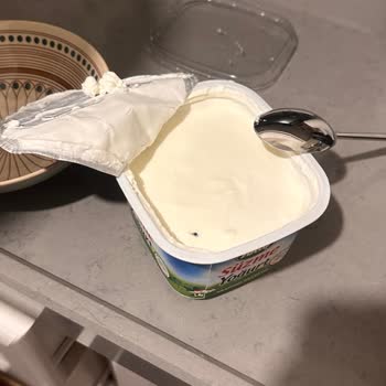Sütaş Süzme Yoğurtta Siyah Yabancı Parça