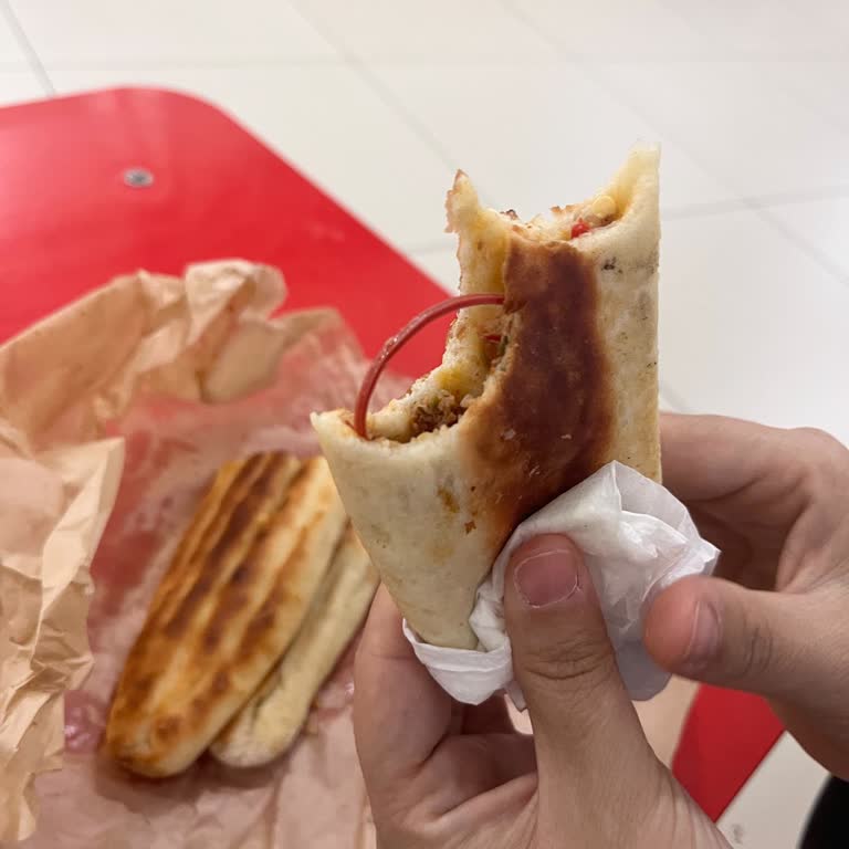 Lezzet Börek (Esenyurt) Kır Pidesinin İçinden Para Lastiği Ve Kıl Çıktı