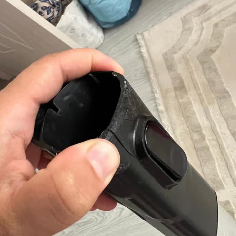 Philips XC7043 Dikey Süpürge Borusu Tekrar Kırıldı, Kullanılamaz Hale Geldi
