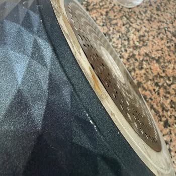 Karaca Tenceresinin Alt Tabanı Atarak Yanık Ve Lekeli Görünüm Oluşturdu