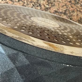 Karaca Tenceresinin Alt Tabanı Atarak Yanık Ve Lekeli Görünüm Oluşturdu