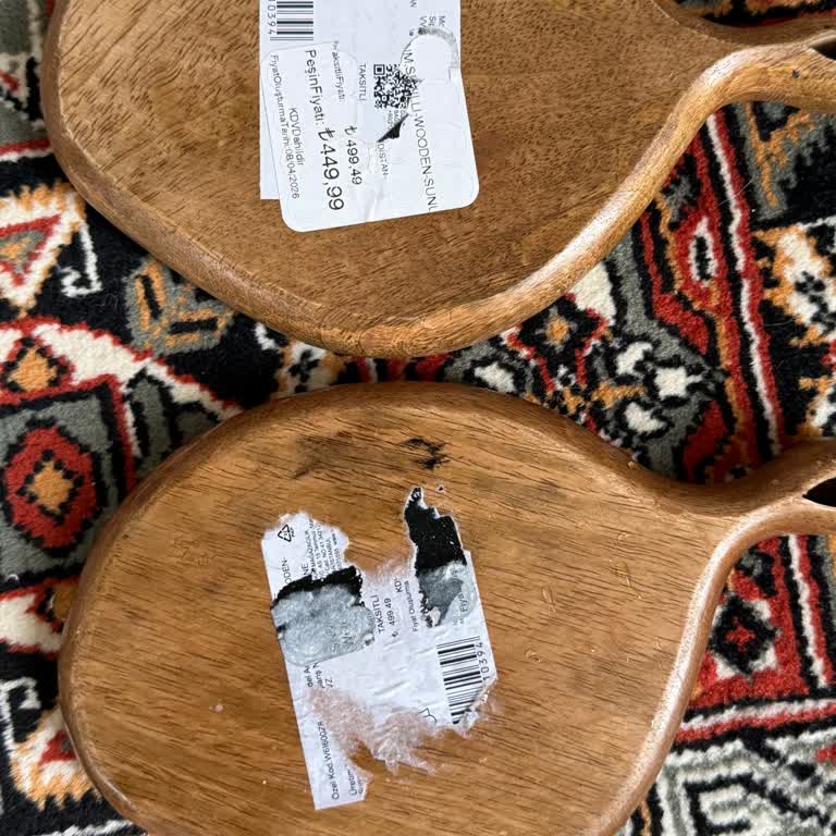 Ahşap Sunumlukta Çıkarılamayan Etiket Ve Leke Problemi