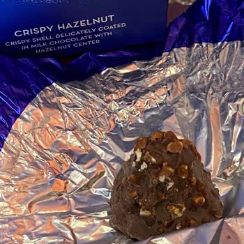 Godiva Çikolatasında Bayat Fındık Ve Küflenmiş Görünüm