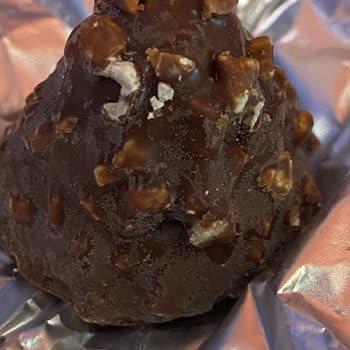Godiva Çikolatasında Bayat Fındık Ve Küflenmiş Görünüm