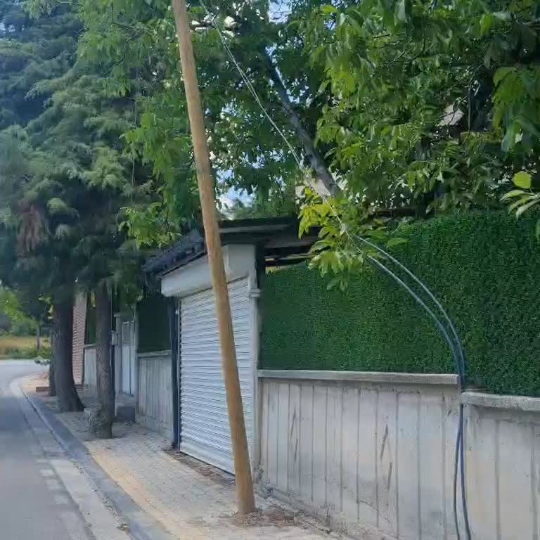 Türk Telekom’un Eğik Direği Garaj Girişini Ve Kaldırımı Engelliyor, Verilen Çözümler Gerçekleşmedi