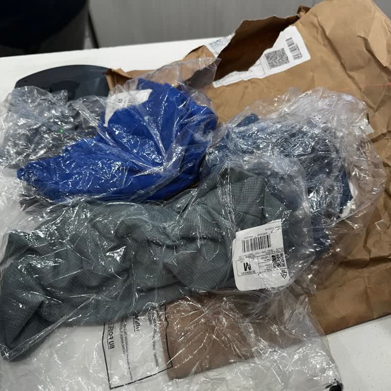 Kargoda Yırtık Paket Ve Buruşturulmuş T-Shirt