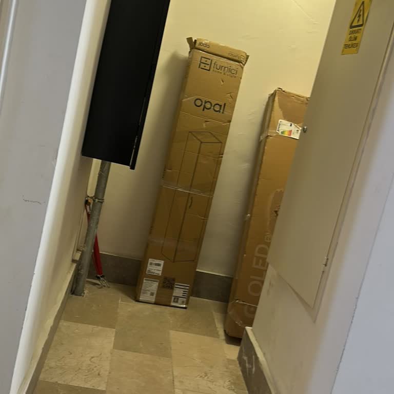 Sürat Kargo Personelinin Apartman Kapısına Bırakması Ve Yardım Reddinde Yaşanan Mağduriyet