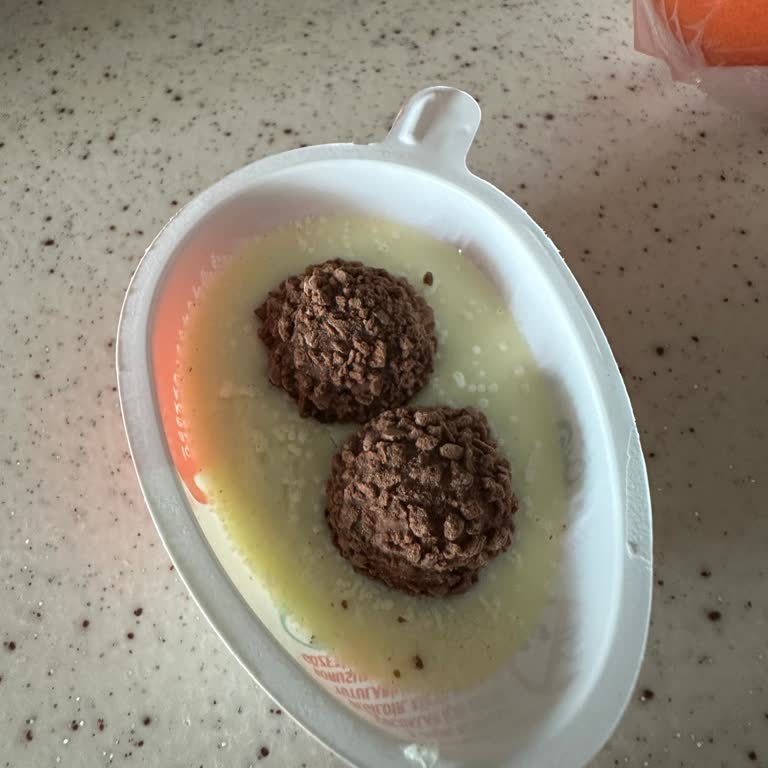 Kinder Joy Ürününde Bakteri Benzeri Kabarcıklar Görüldü, Değişim Ve Kontrol Talebi