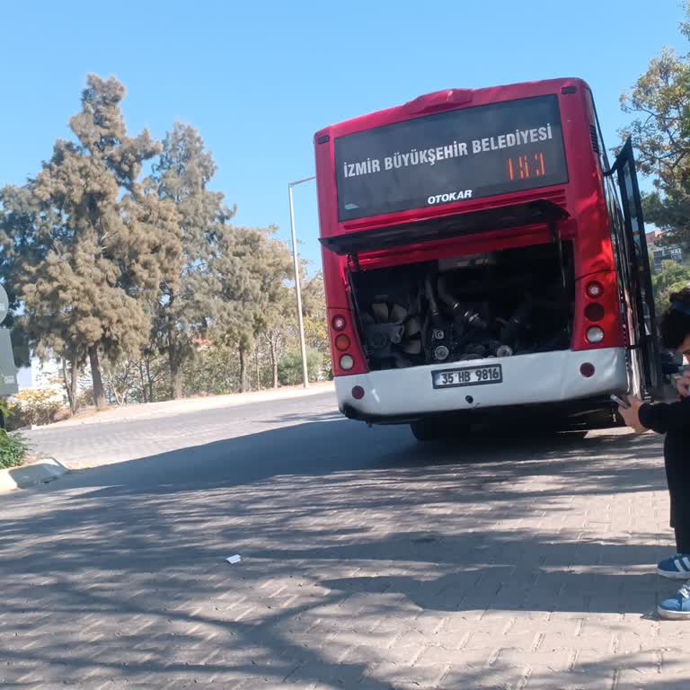 İzmir Büyükşehir Belediyesi Otobüsünde Boru Patlaması Yolcuları Mağdur Etti