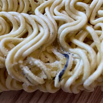 İndomie Noodle’da Siyah Lekeler Ve Keskin Koku: Gıda Güvenliği Uyarısı