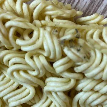 İndomie Noodle’da Siyah Lekeler Ve Keskin Koku: Gıda Güvenliği Uyarısı