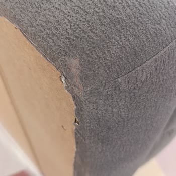 Kumaşında Delik Ve Deformasyon Olan Teşhir Koltuk İçin Değişim Talebi