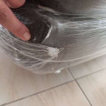 Kumaşında Delik Ve Deformasyon Olan Teşhir Koltuk İçin Değişim Talebi