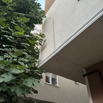 İzinsiz Delinen Kablolar Sebebiyle Cephede Su Sızıntısı Ve Hasar