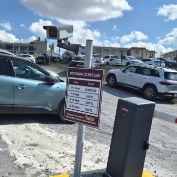 Yüksek Otopark Ücretleri Ve Çökük Zemin Öğrencileri Mağdur Ediyor
