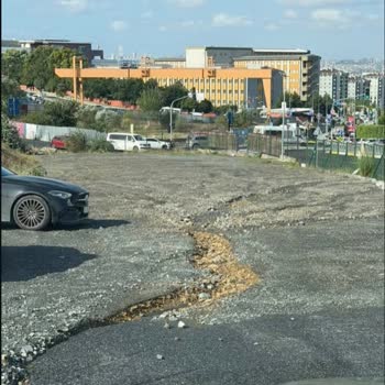 Yüksek Otopark Ücretleri Ve Çökük Zemin Öğrencileri Mağdur Ediyor