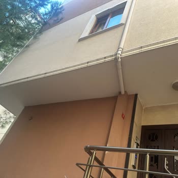 İzin Almadan Yapılan Kablolama Sonrası Duvar Hasarı Ve Su Sızıntısı