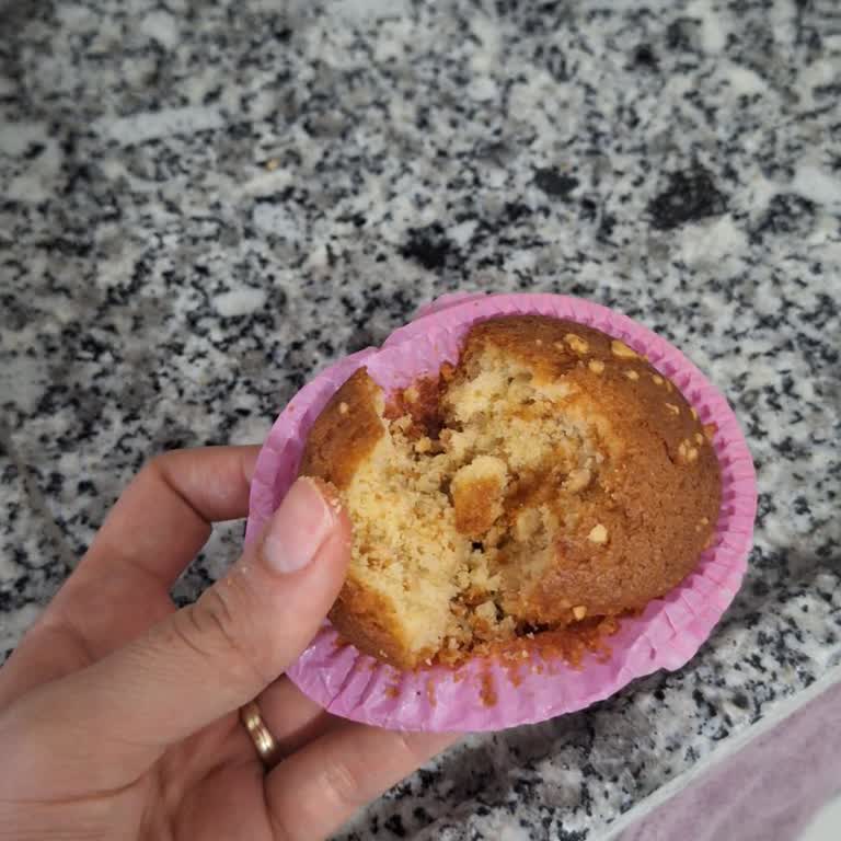 Denizli Mağazasının Pastane Reyonunda Sertleşmiş Muffin Satışı