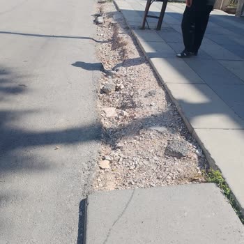 Kaldırım ve otopark girişindeki bozulma şikayeti