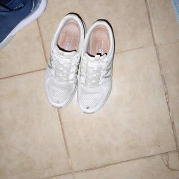 Skechers D'Lux Comfort 2.0 Model Ayakkabıda Üretim Hatası Nedeniyle Yırtık Ve Değişim Talebi