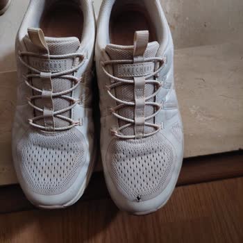 Skechers D'Lux Comfort 2.0 Model Ayakkabıda Üretim Hatası Nedeniyle Yırtık Ve Değişim Talebi