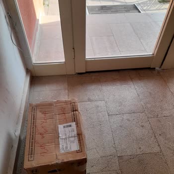 PTT Kargo'nun Bildirimsiz Apartman Girişine Bırakması Ve Paketin Hasar Görmesi