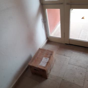 PTT Kargo'nun Bildirimsiz Apartman Girişine Bırakması Ve Paketin Hasar Görmesi