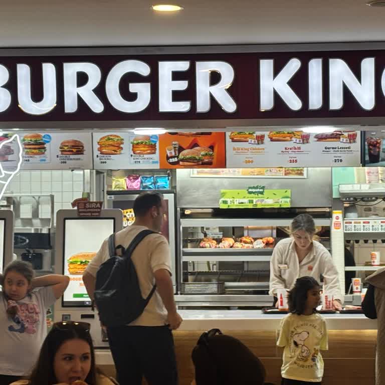 Burger King Çalışanının Müşteriye Yönelik Kaba Ve Küçümseyici Tavrı