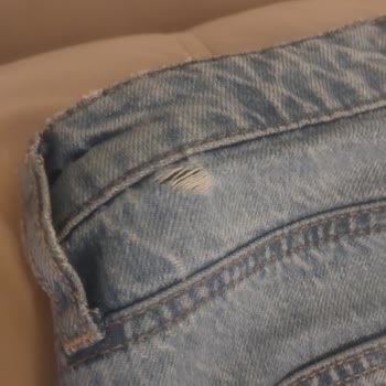 Kısa Sürede Yıpranan Kot Pantolon Ve Açıklanmayan İkinci Kalite