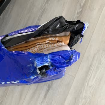 Paketleme Dikkatsizliği Nedeniyle Ürünler Kirlenmiş Ve Özür İstendi
