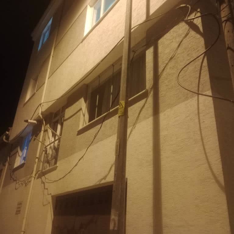 Türk Telekom'un Dış Cephedeki Bakımsız Kabloları Güvenliği Tehdit Ediyor