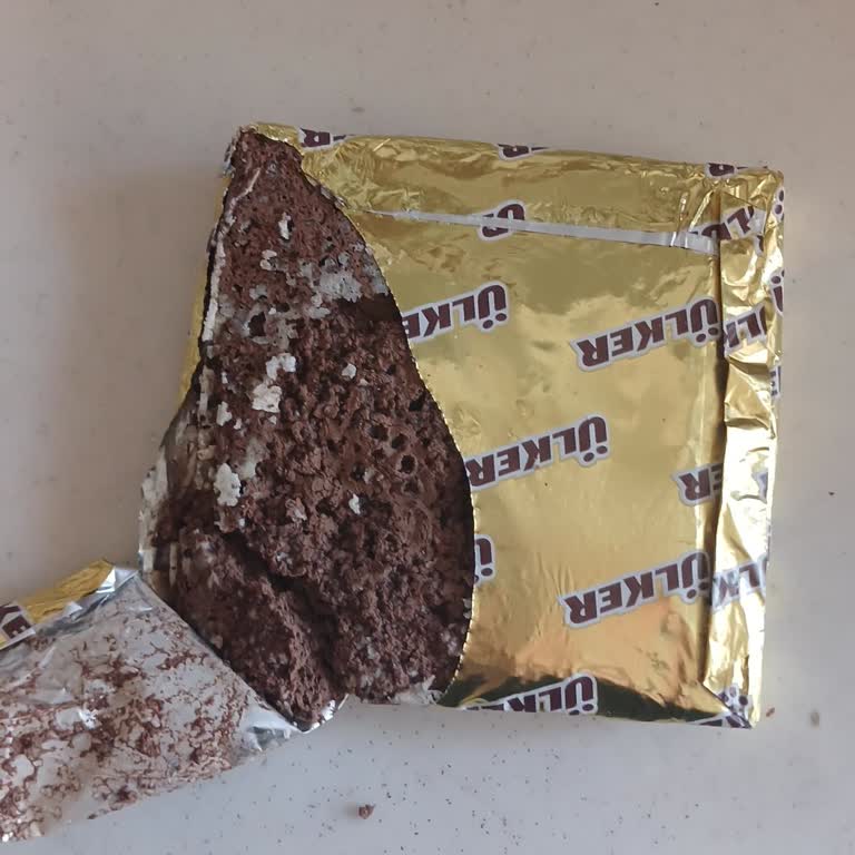 Ülker Kare Bitter Çikolata’da Son Kullanma Tarihi Uzak Olmasına Rağmen Bozulma