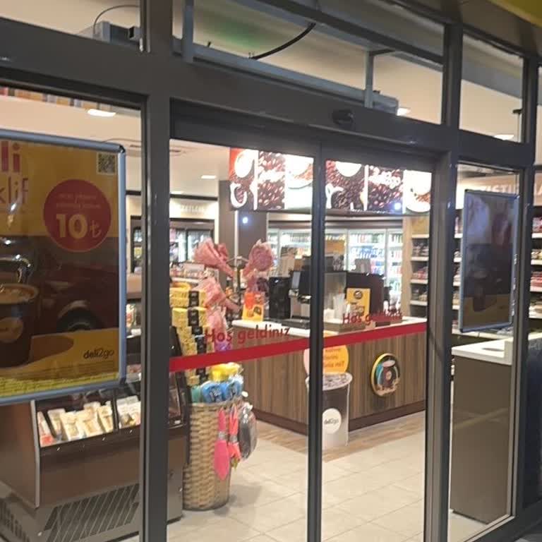 Gece Saatlerinde Market Kapalı Ve Müşteriler Uzun Süre Bekletildi