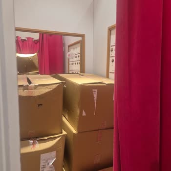 Kabinlerin Kutularla Dolu Olması Ve Çalışanların Saygısız Tavrı